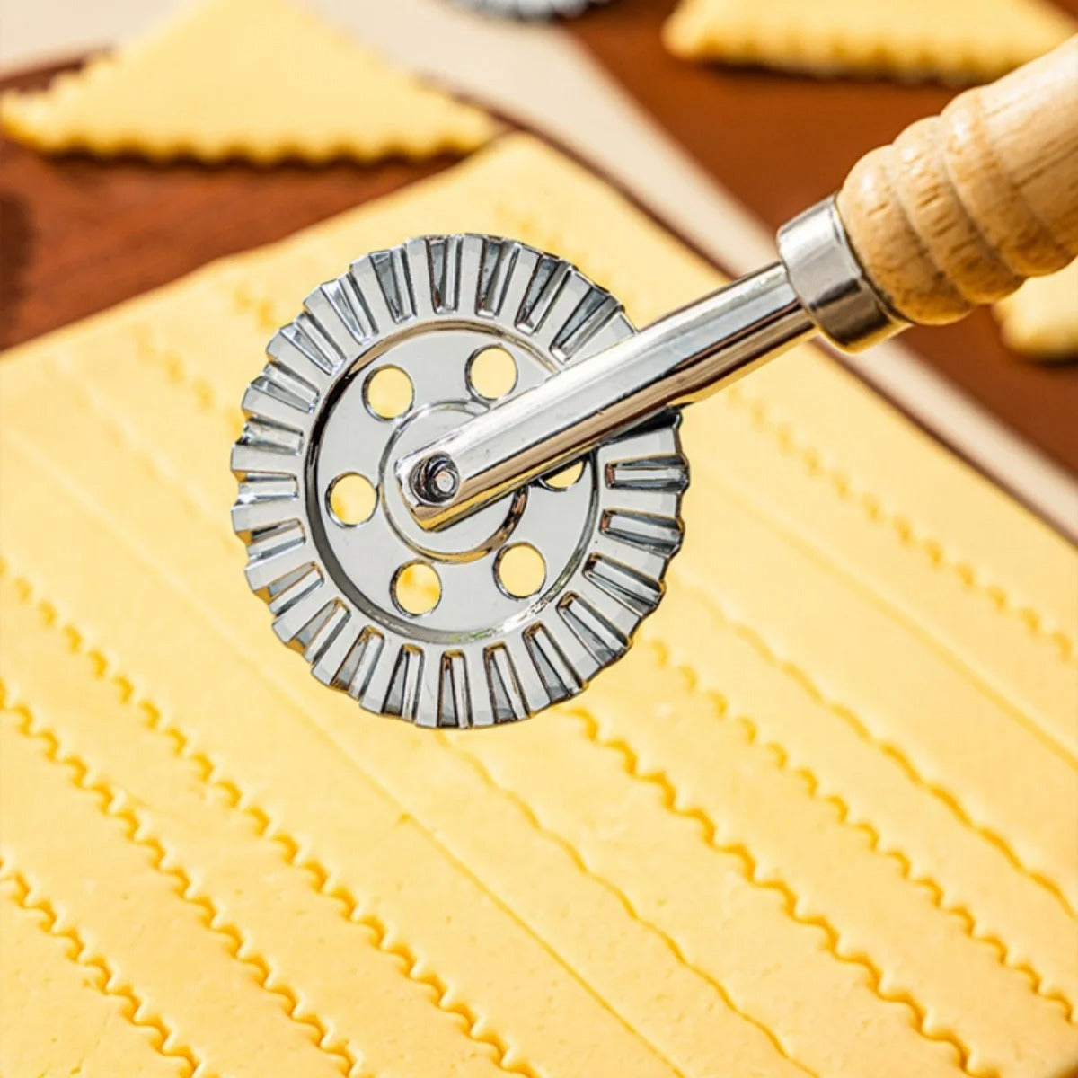 Multi-Functional Baking Cutter Pastry Edge Rolling Tool Zinc Alloy Pizza Knife Lace Roller Knife Portable Hand Baking Small Tool